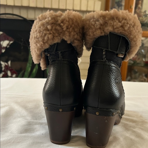 UGG Black Leather Boots with Brown Shearling - Picture 4 of 9